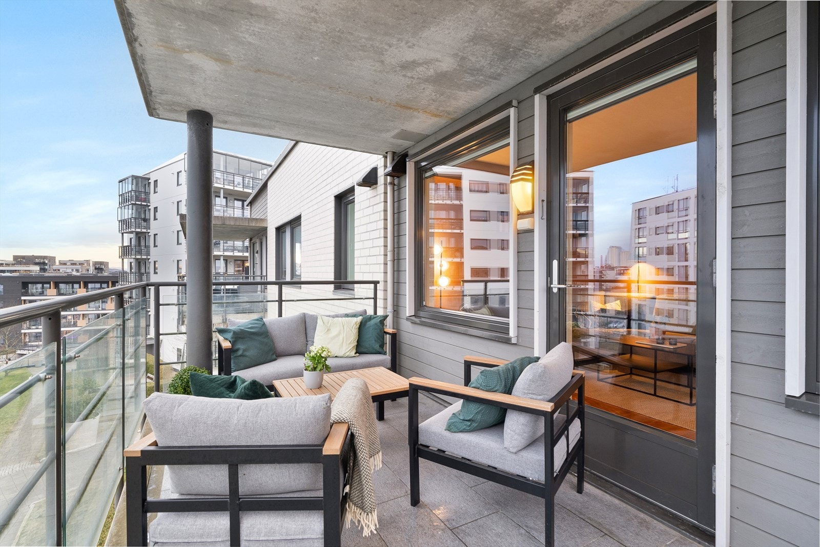 Her kan man nyte varme sommerkvelder i hyggelig samvær. Galleribilde