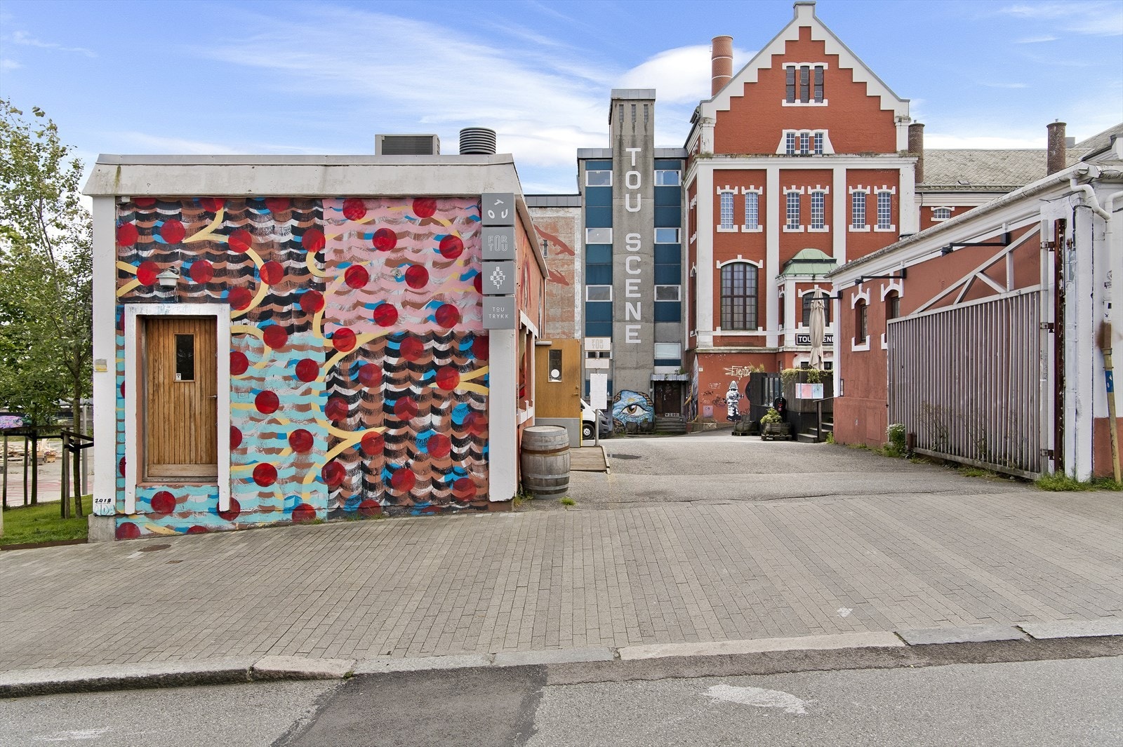 Tou scene ligger innen kort gangavstand. Her er det et rikt kulturtilbud, street food på Fortou og ølbaren ØST. Galleribilde