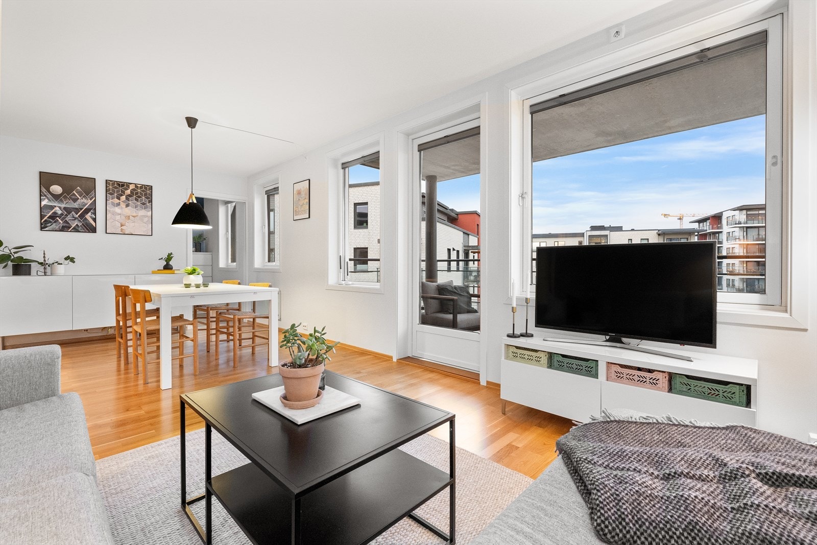 Fra stuen er det tilkomst til overbygget balkong. Galleribilde