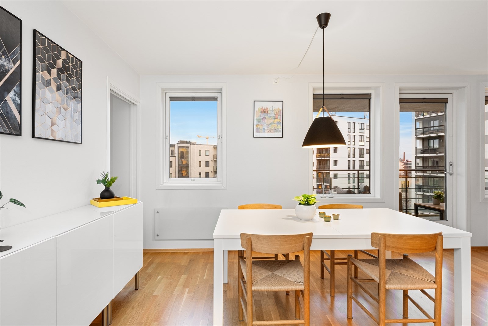 Fjernvarme via radiator, pent skjult bak glasspanel. Galleribilde