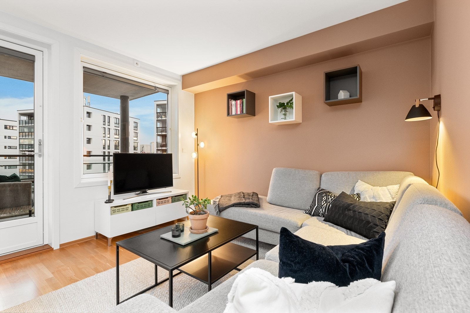 Eikeparkett på gulv, og listfri overgang fra vegg til tak. Galleribilde