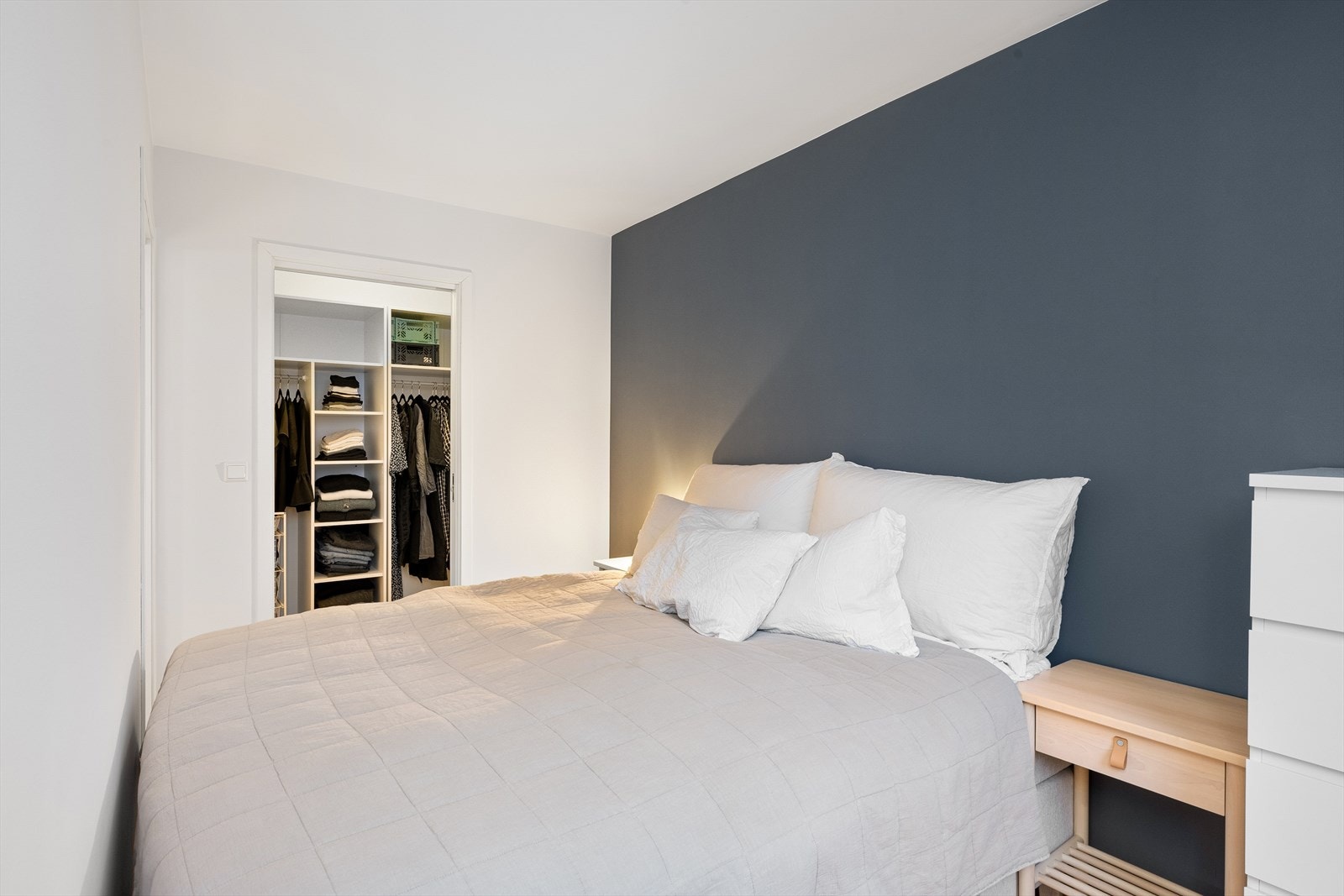 Soverom med "walk-in closet"/bod. Galleribilde