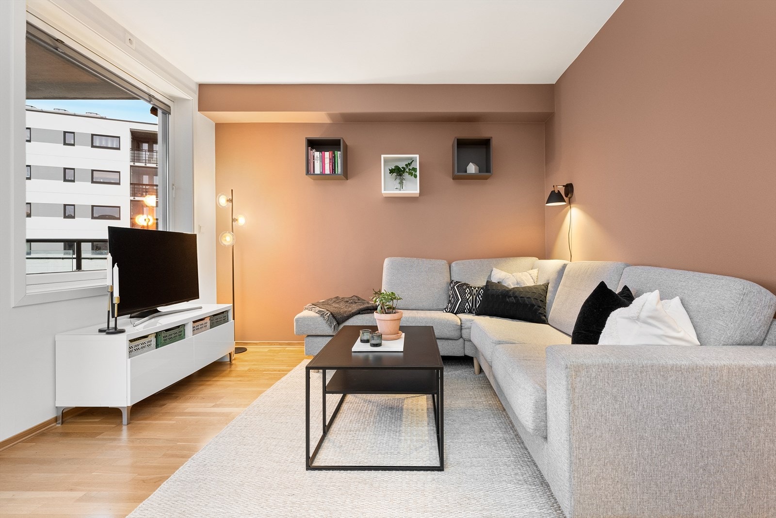 Flott leilighet som tilbyr en fantastisk kombinasjon av moderne stil, god standard og en ettertraktet beliggenhet. Galleribilde