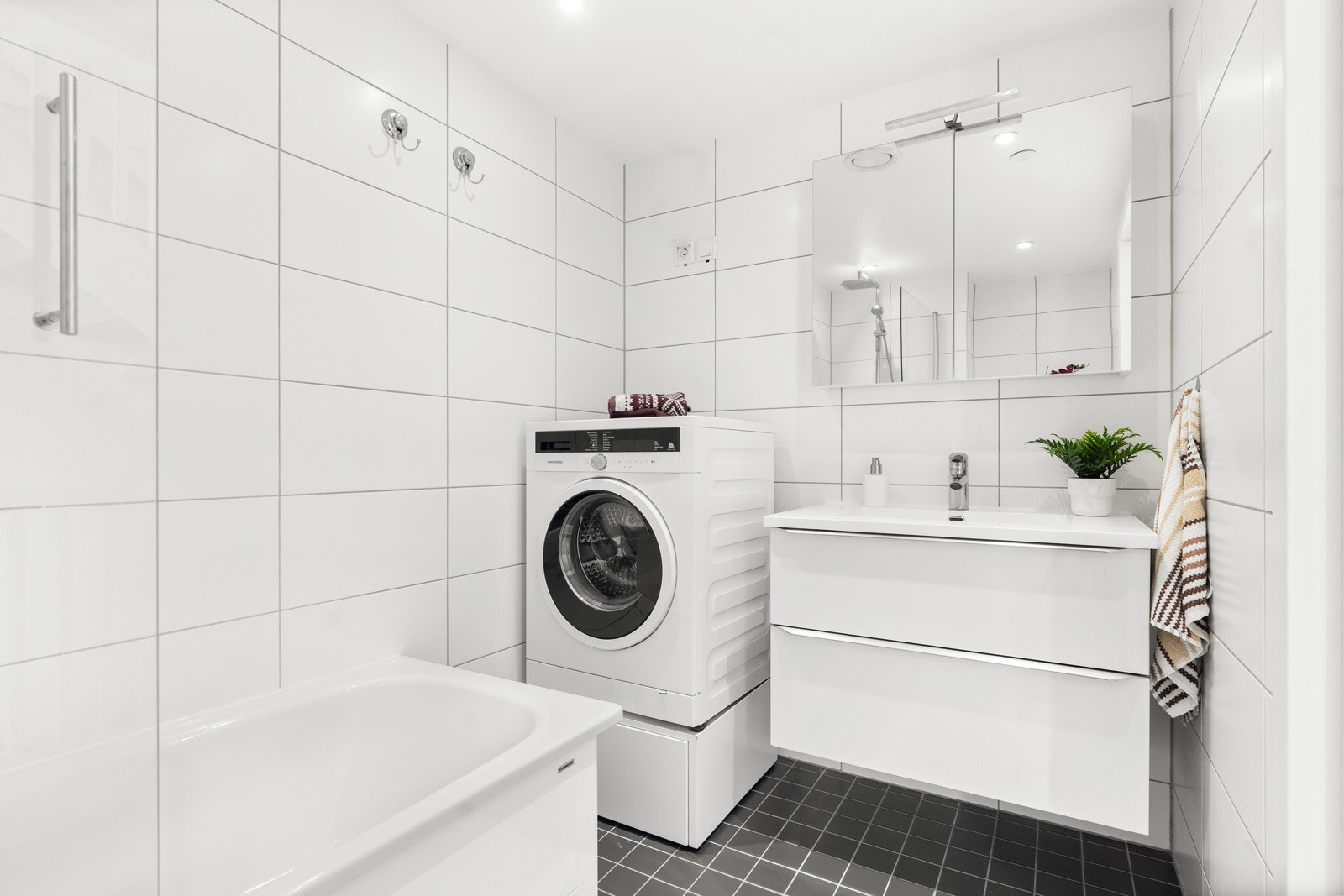 Flislagt baderom i boligens 2. etasje med deilig varme i gulv og downlights i himling. Galleribilde