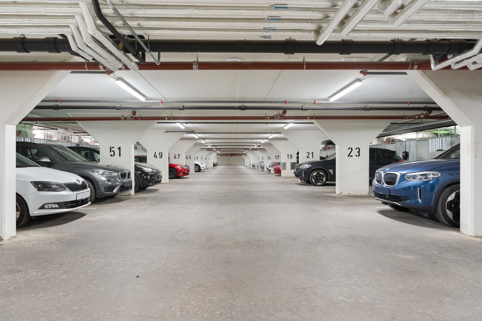 Boligen disponerer en garasjeplass med ladestasjon for elbil i felles garasjeanlegg. Galleribilde