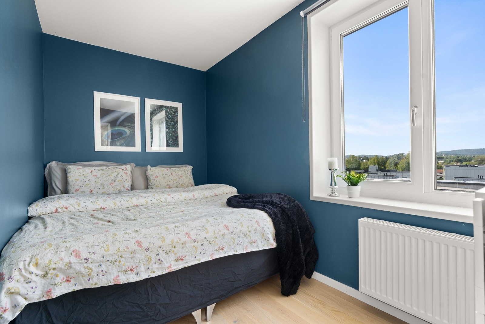 Boligen disponerer ytterligere 3 soverom i øverste etasje og har god plass til både seng, pult eller kommode. Galleribilde