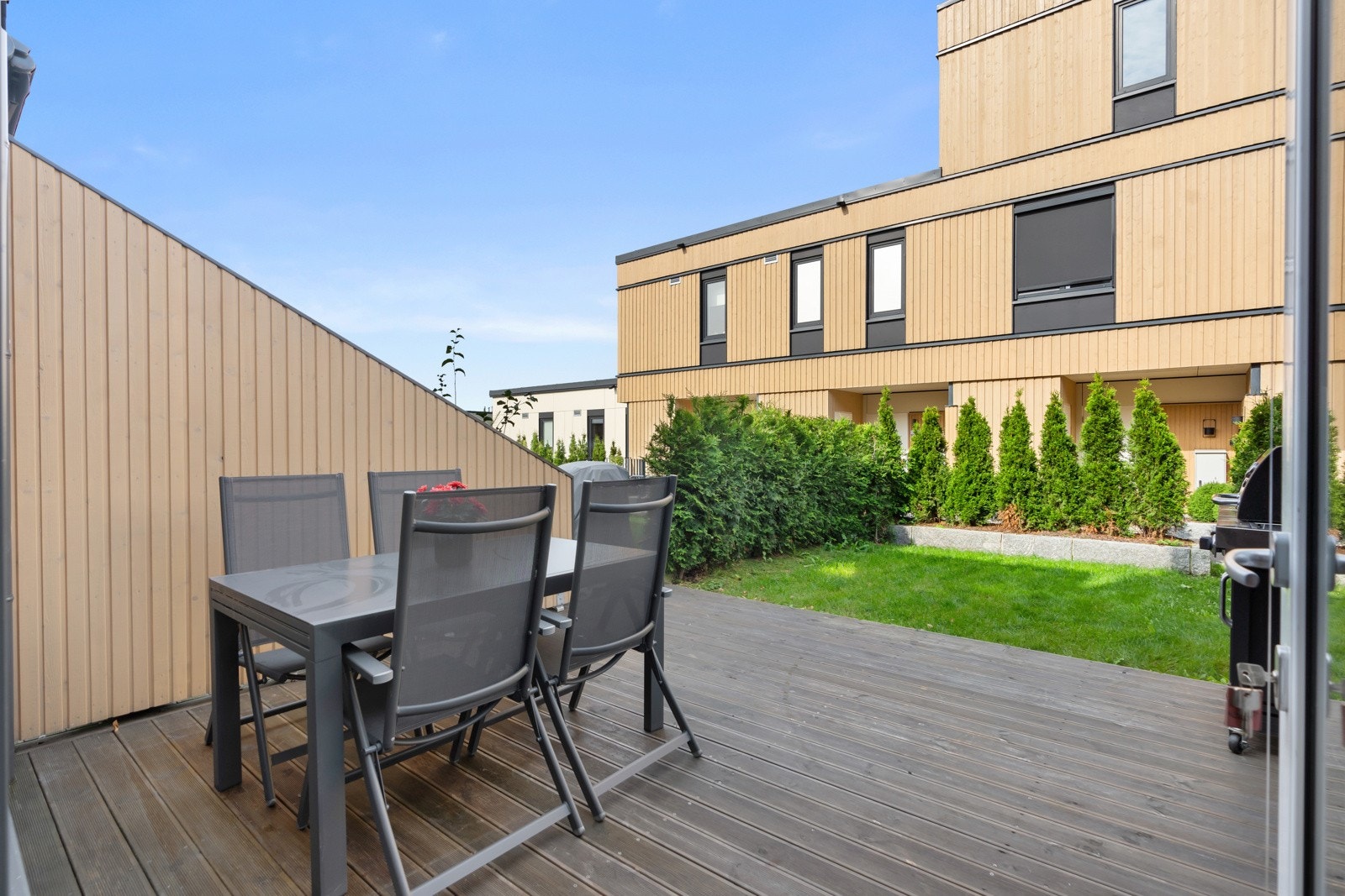 Ellers god plass til både sittegruppe, grill og diverse beplatning. Galleribilde