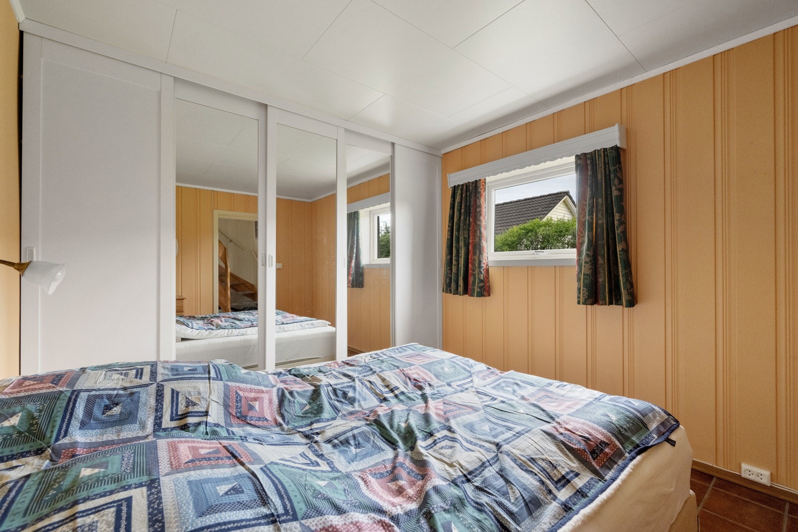 Soverom/sisponibelt rom med skyvedørsgarderobe Galleribilde