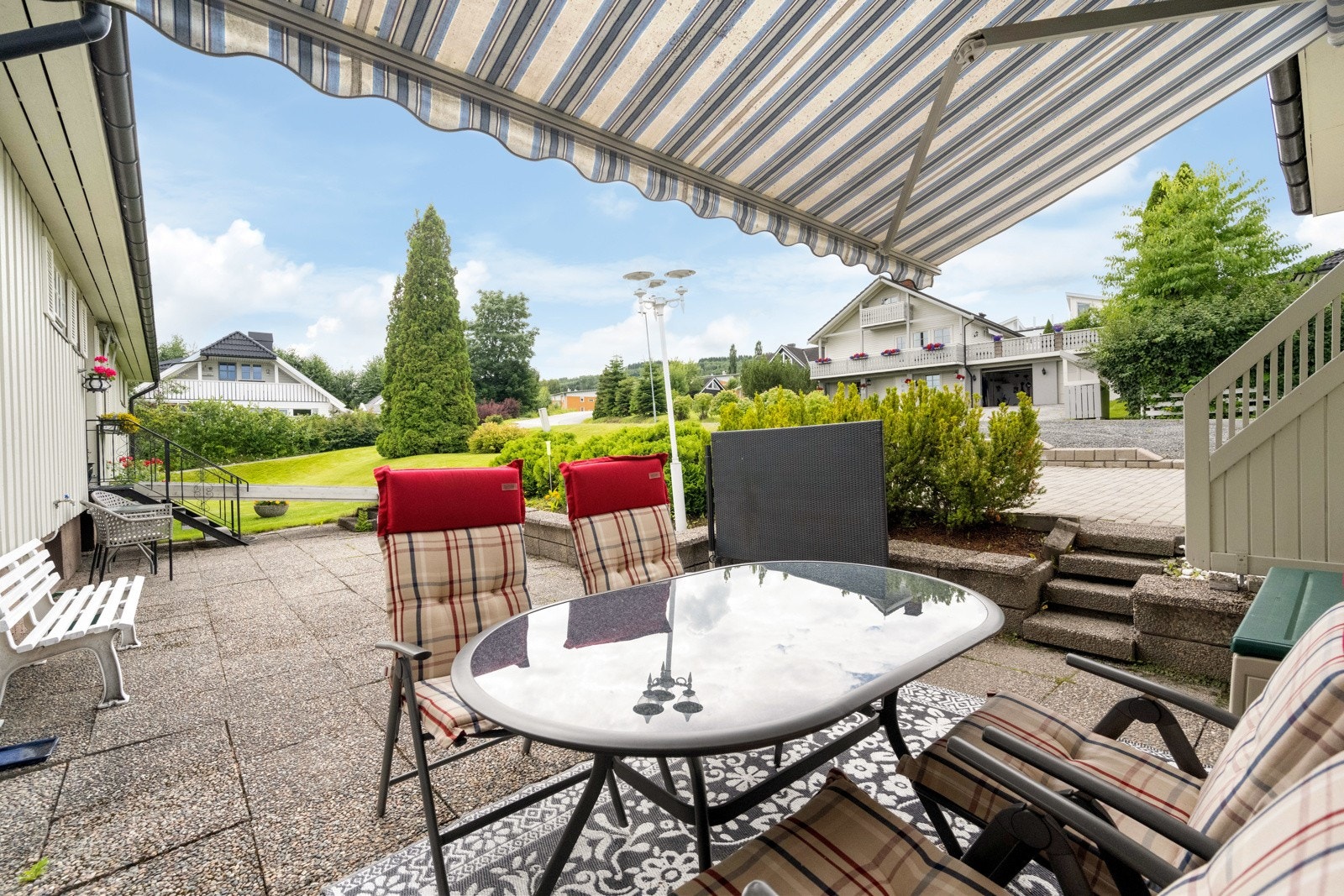 Koselig uteplass med gode solforhold Galleribilde