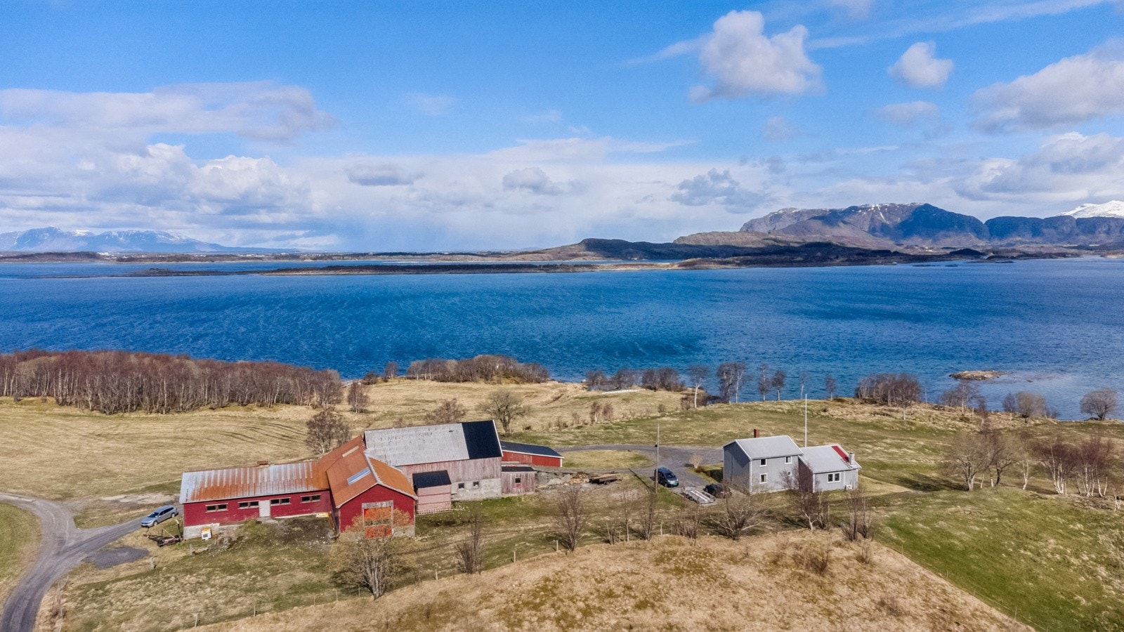 Eiendommen er på ca. 247 dekar som strekker seg fra sjø til fjells Galleribilde