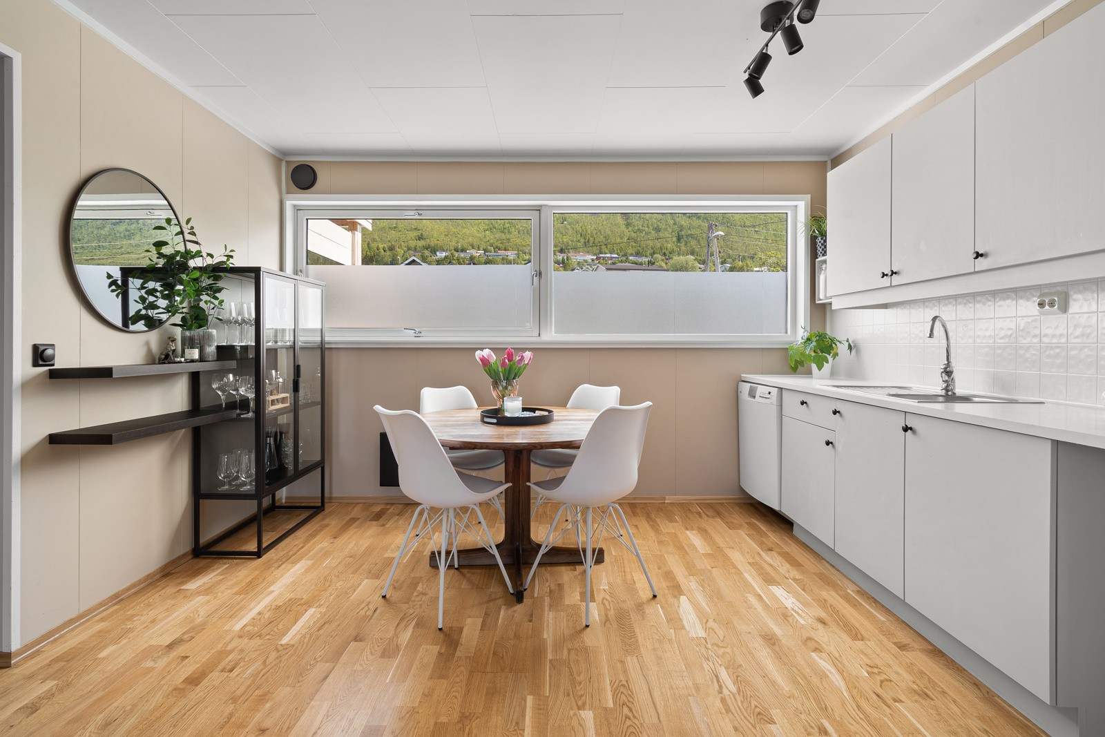 Åpent og fint kjøkken med store vindusflater som gir godt med naturlig lys