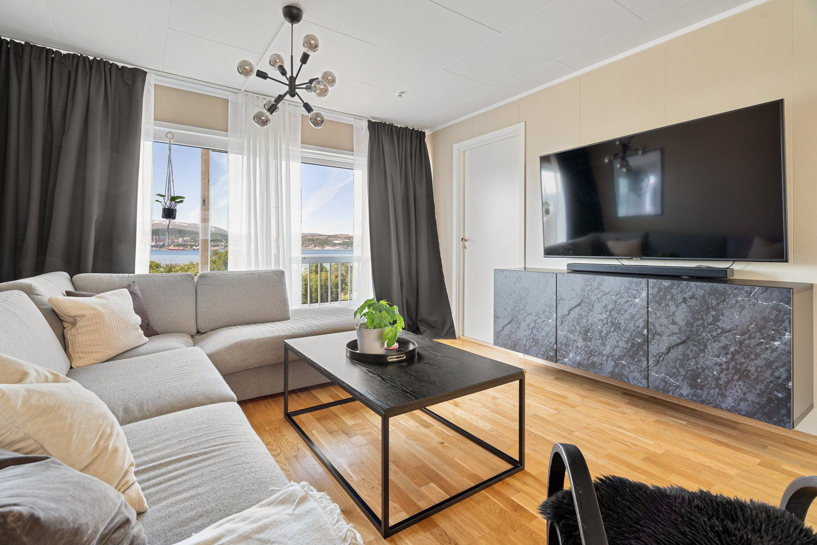 Stue med gstore vinduer og flott utsikt over mot Tromsøya