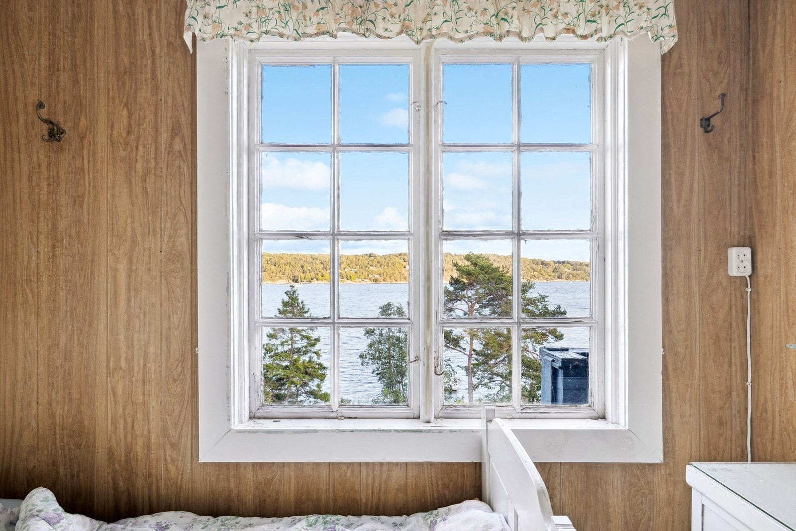 Fra det ene soverommet kan du nyte sjøutsikten når du våkner om morgenen. Galleribilde