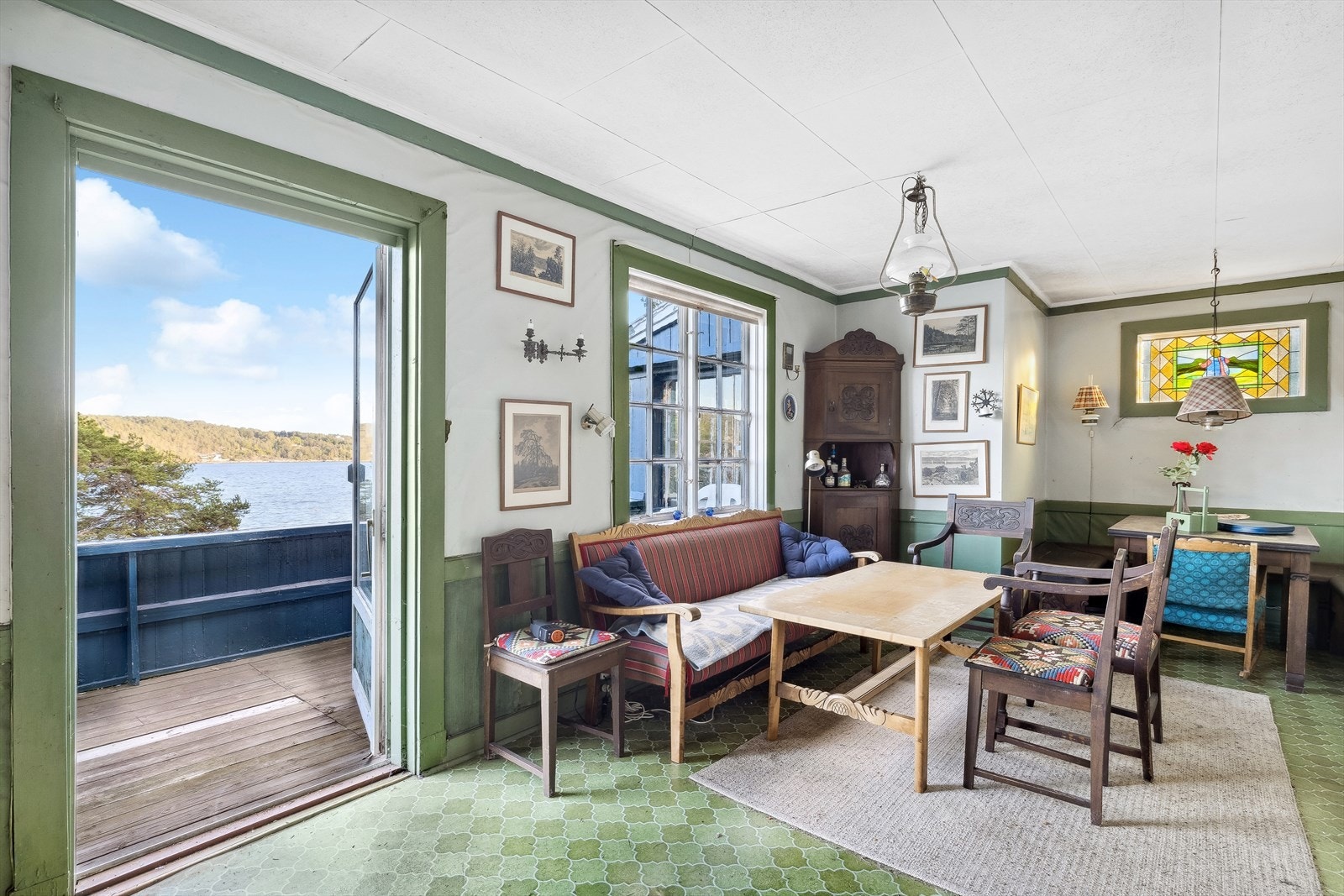 Terrasse med panoramautsikt, ideell for morgenkaffe eller kveldsro. Galleribilde