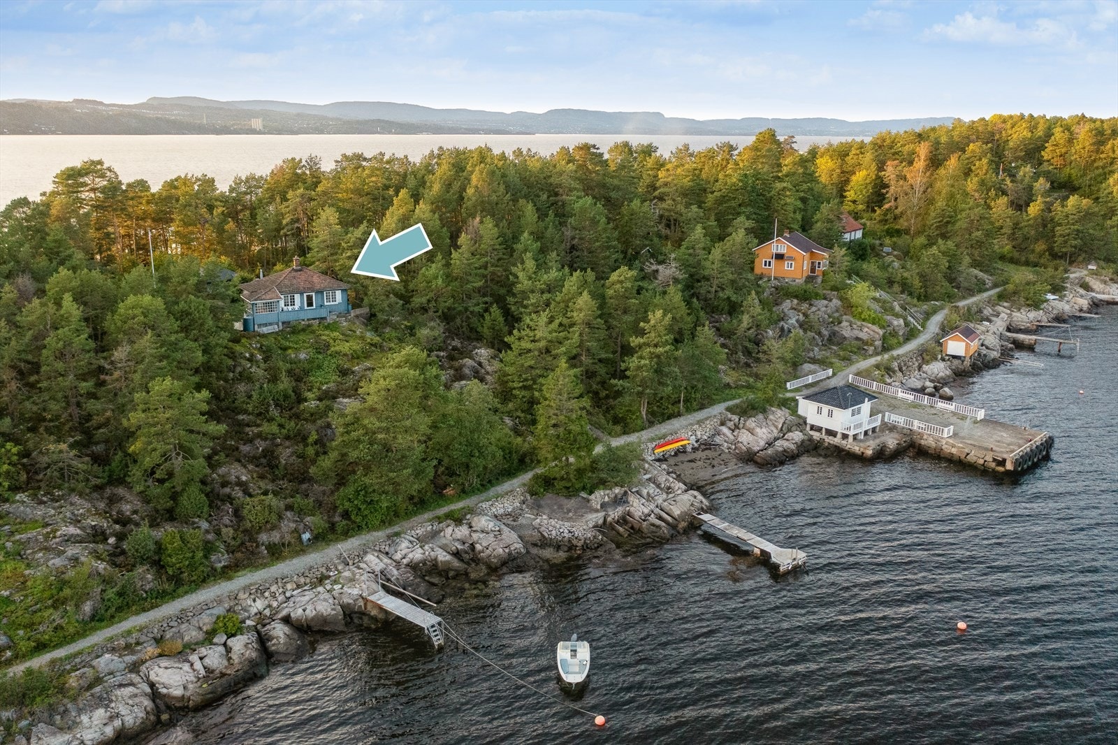 Umiddelbar nærhet til sjø og bademuligheter ved egen
strandlinje med tilhørende Tønsberg brygge Galleribilde