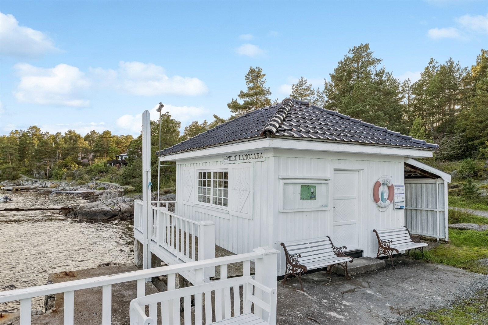 Fra fergebryggen er det kun noen få meter til hytten som ligger i skråningen. Galleribilde