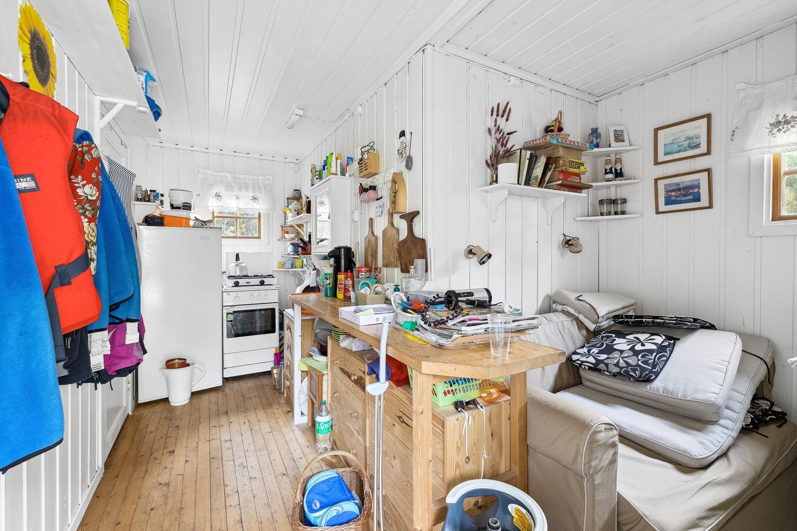 Uthuset består av 2 soverom, kjøkken og stue. Galleribilde