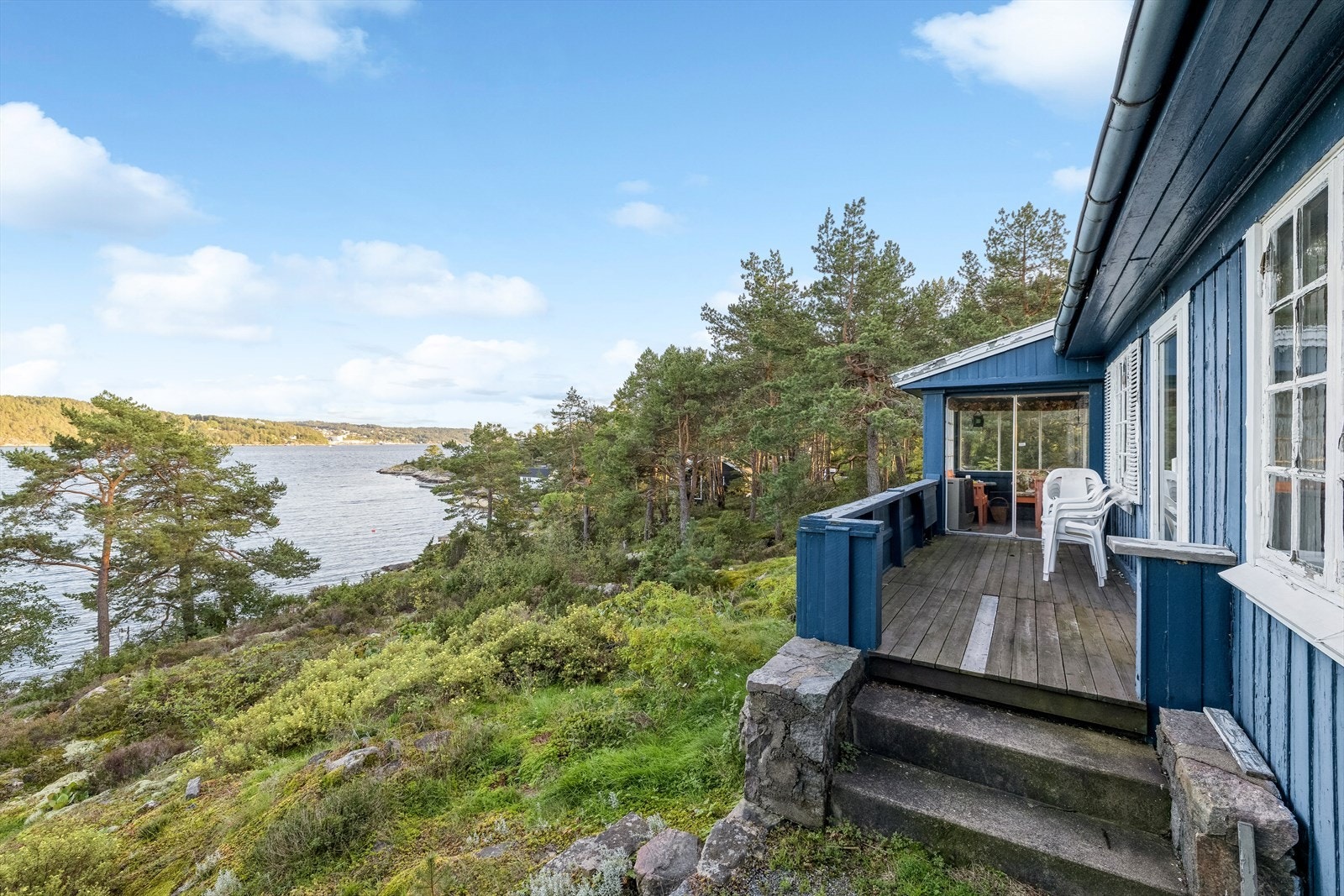 Tomten er stor og går helt ned til strandkanten. Galleribilde