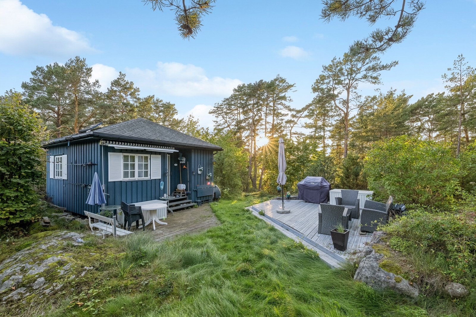 Uteplassen ideell for sommergrilling og avslapning under solen. Galleribilde