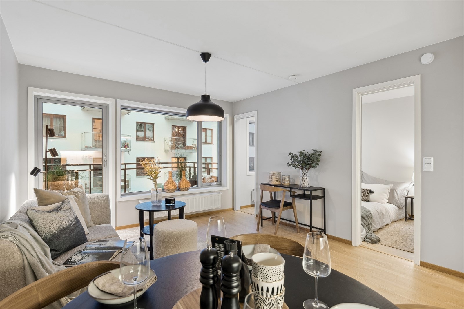 Koselig stue med utgang til balkong Galleribilde