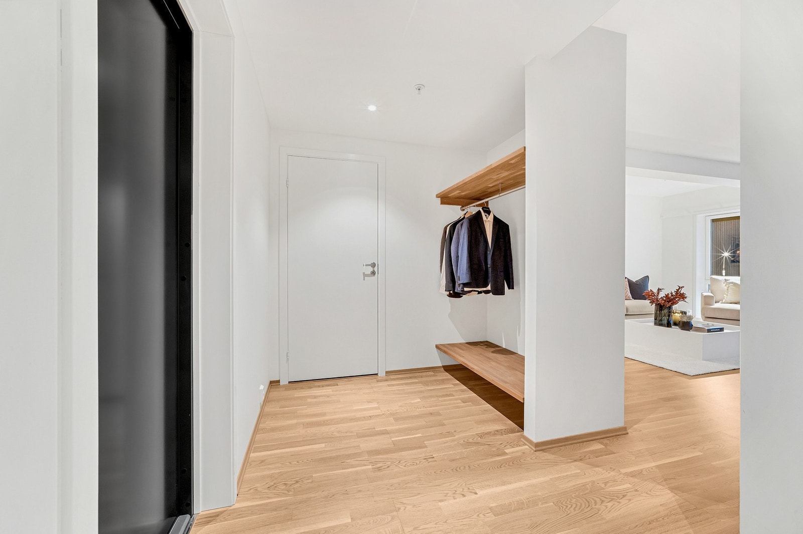 Lys og praktisk entré med mye lagringskapasitet. I tillegg har du en romslig bod i kjeller. Galleribilde