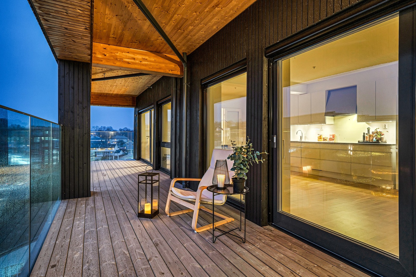 Kveldsbilde. Verandaen er på 30m² med praktisk overbygg. Galleribilde