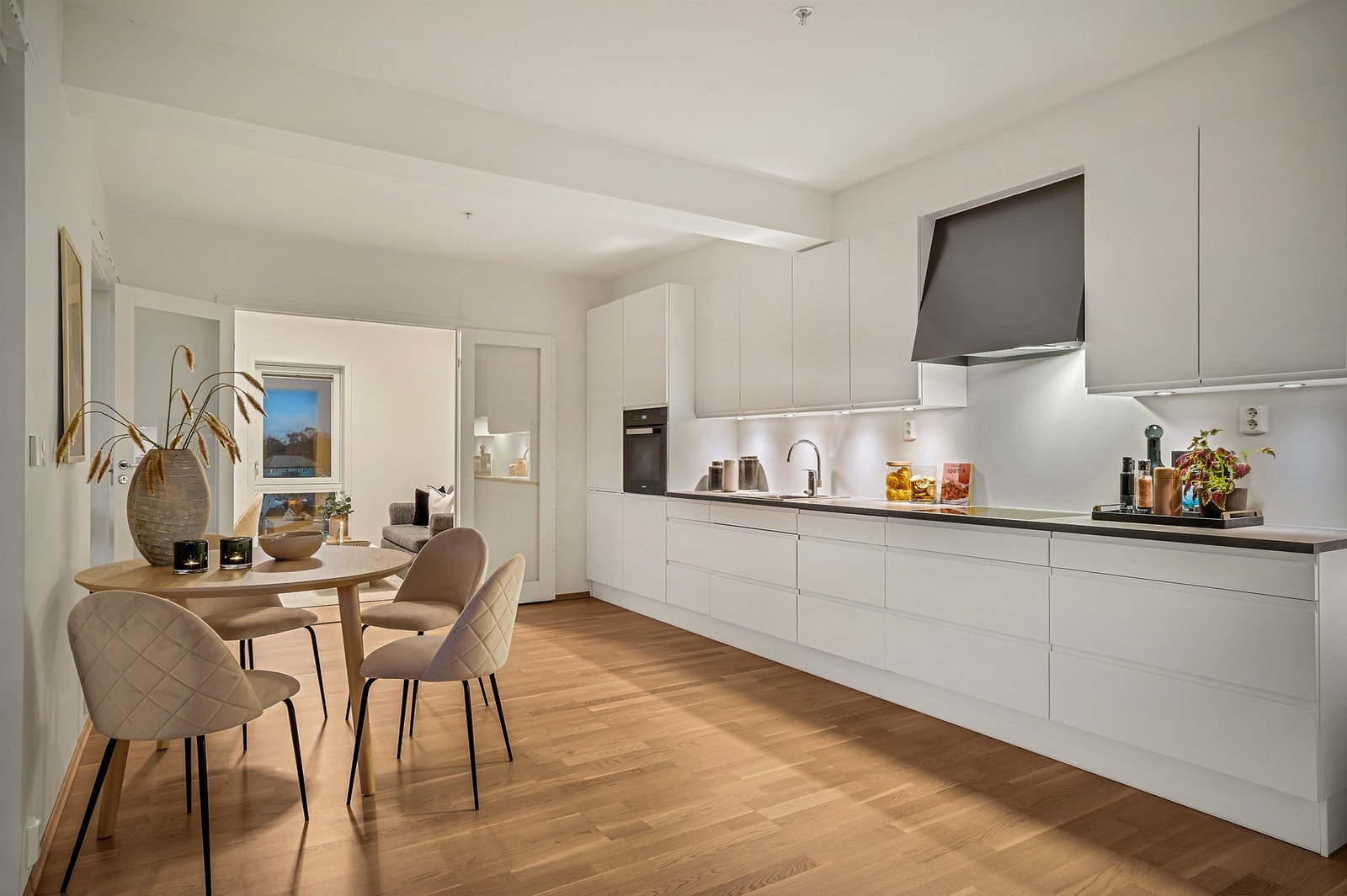 Pent kjøkken med integrerte kvalitetshvitevarer fra Miele. Galleribilde