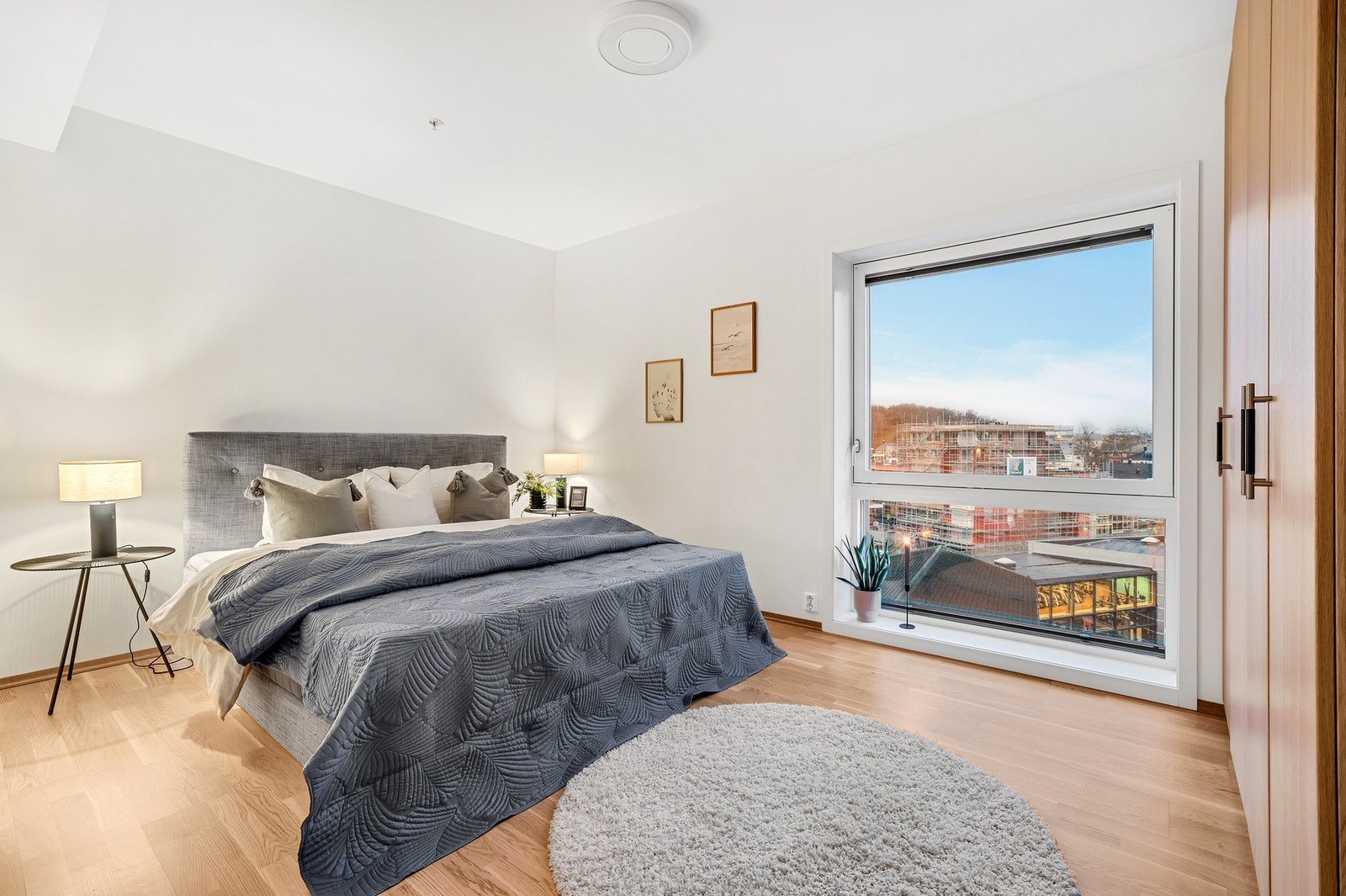 Stort hovedsoverom på hele 14,3m². God plass til dobbeltseng samt tilhørende møblement. Det er installert lystette plissegardiner fra Luxaflex. Galleribilde