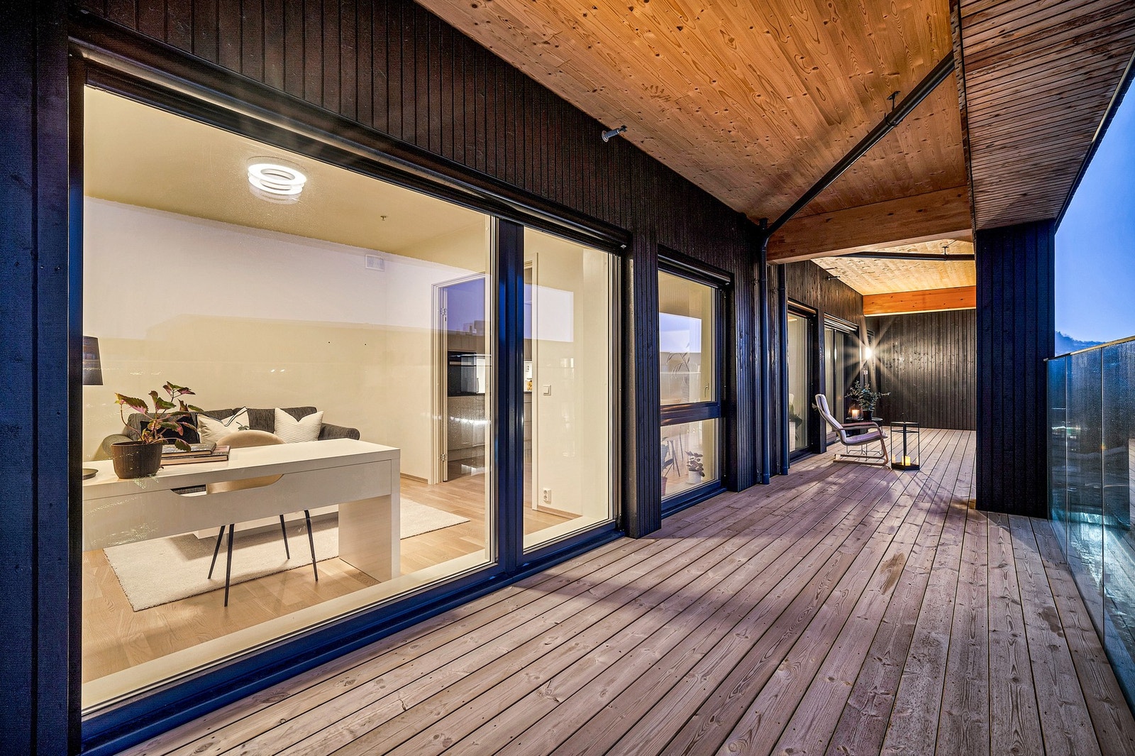 Kveldsbilde. Verandaen er på 30m² med praktisk overbygg. Galleribilde