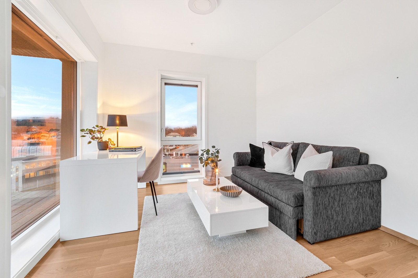 Soverom 2 på 9,5m². Det er installert lystette plissegardiner fra Luxaflex. Galleribilde