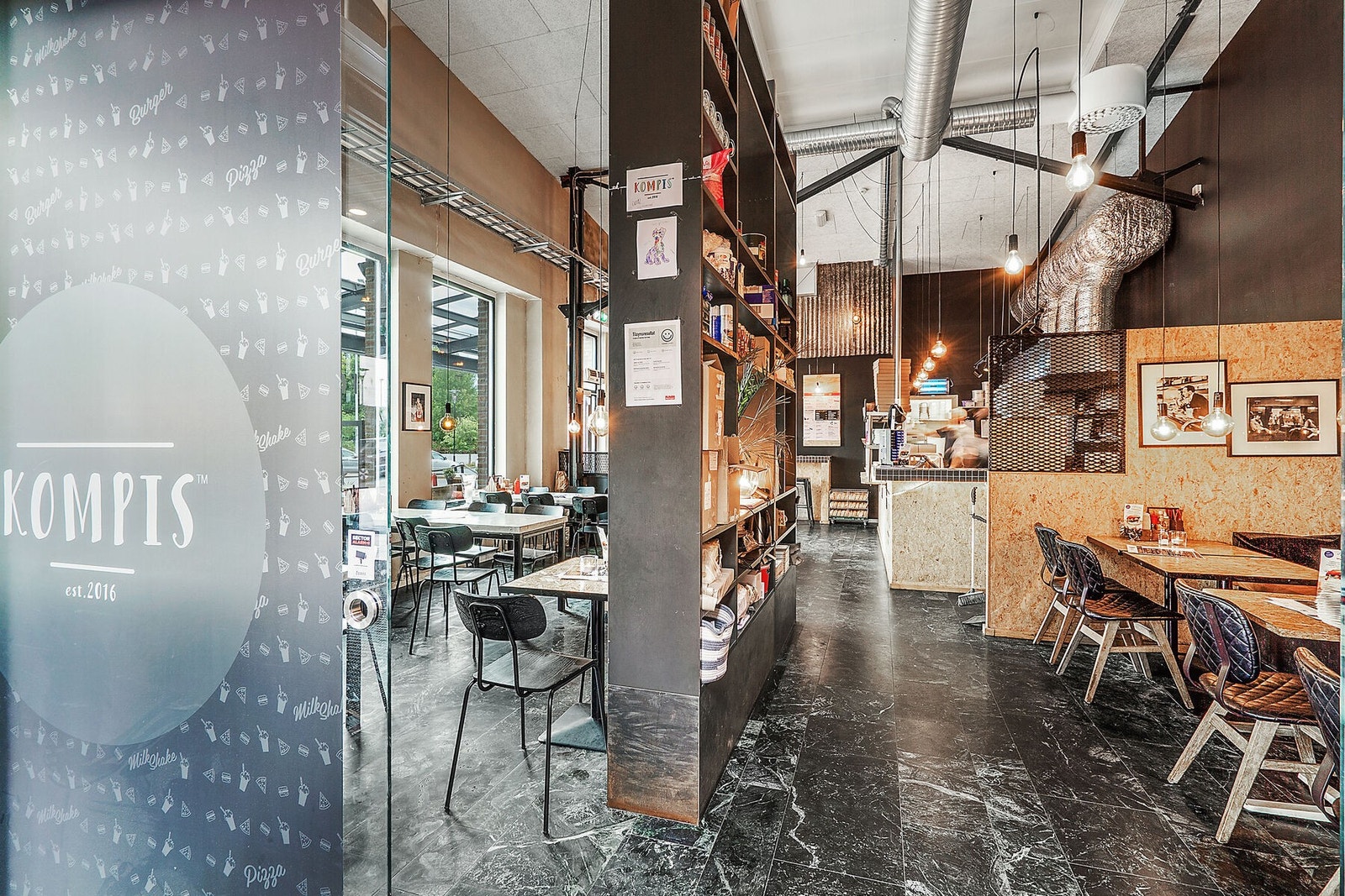 Kompis Lade og mange spisesteder rett utenfor døra. Et kvartal unna finner du EC Dahls bryggeri og flere gode tilbud på veien inn mot byen eller i retningen mot Lade. Galleribilde