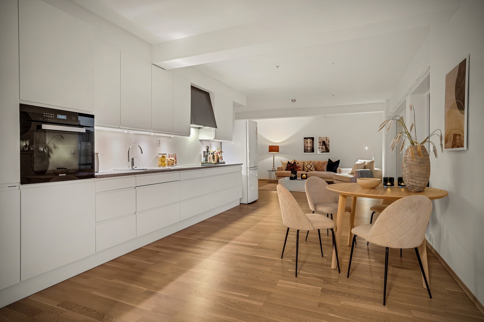 Dette er en eksklusiv 4-roms selveier i et prisbelønt bygg fra 2018, tegnet av HUS Arkitekter. Galleribilde