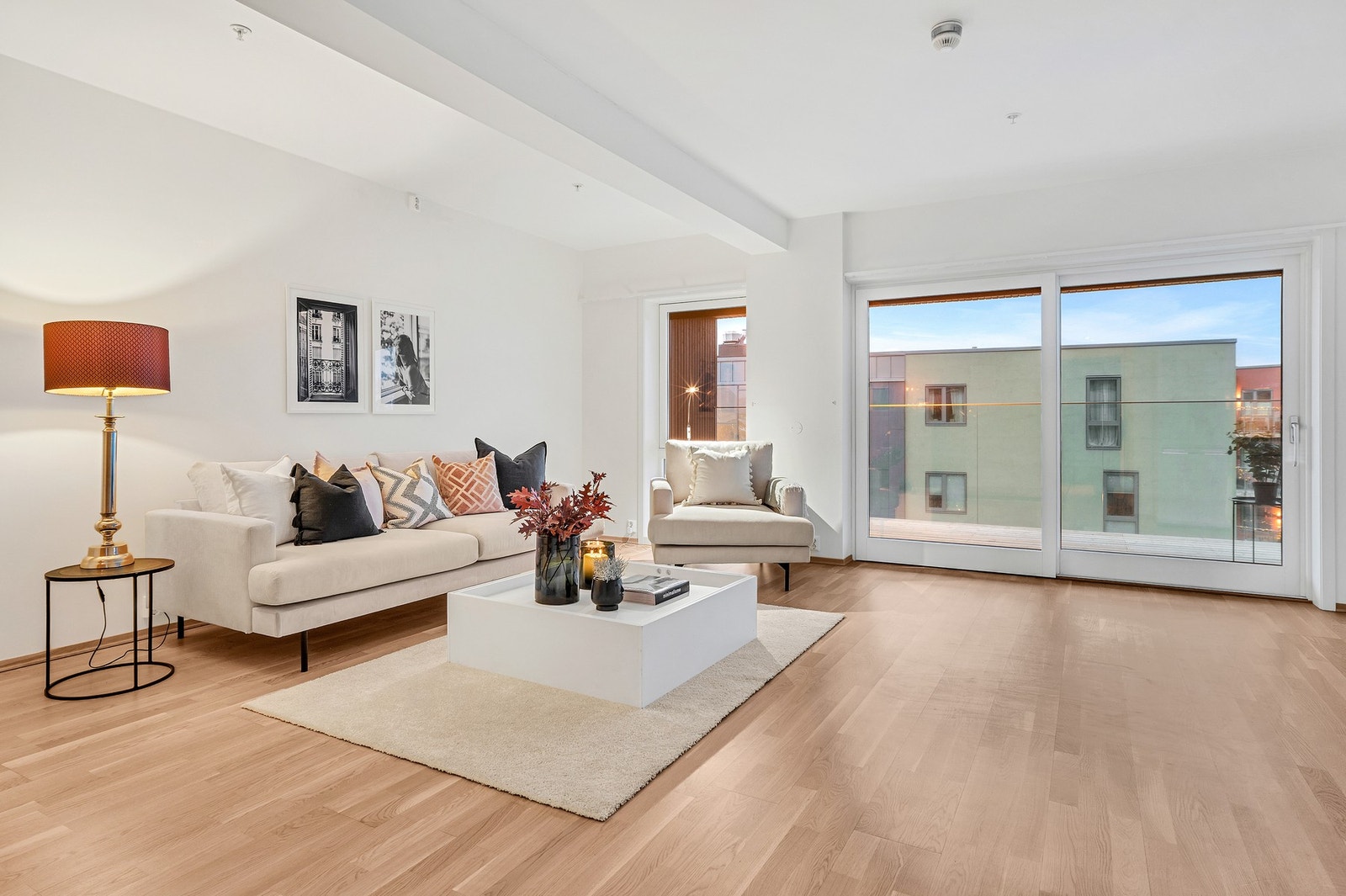 Store vindusflater slipper inn mye med naturlig lys. Det er montert fjernstyrte screens på alle vindusflater på vestsiden. Galleribilde