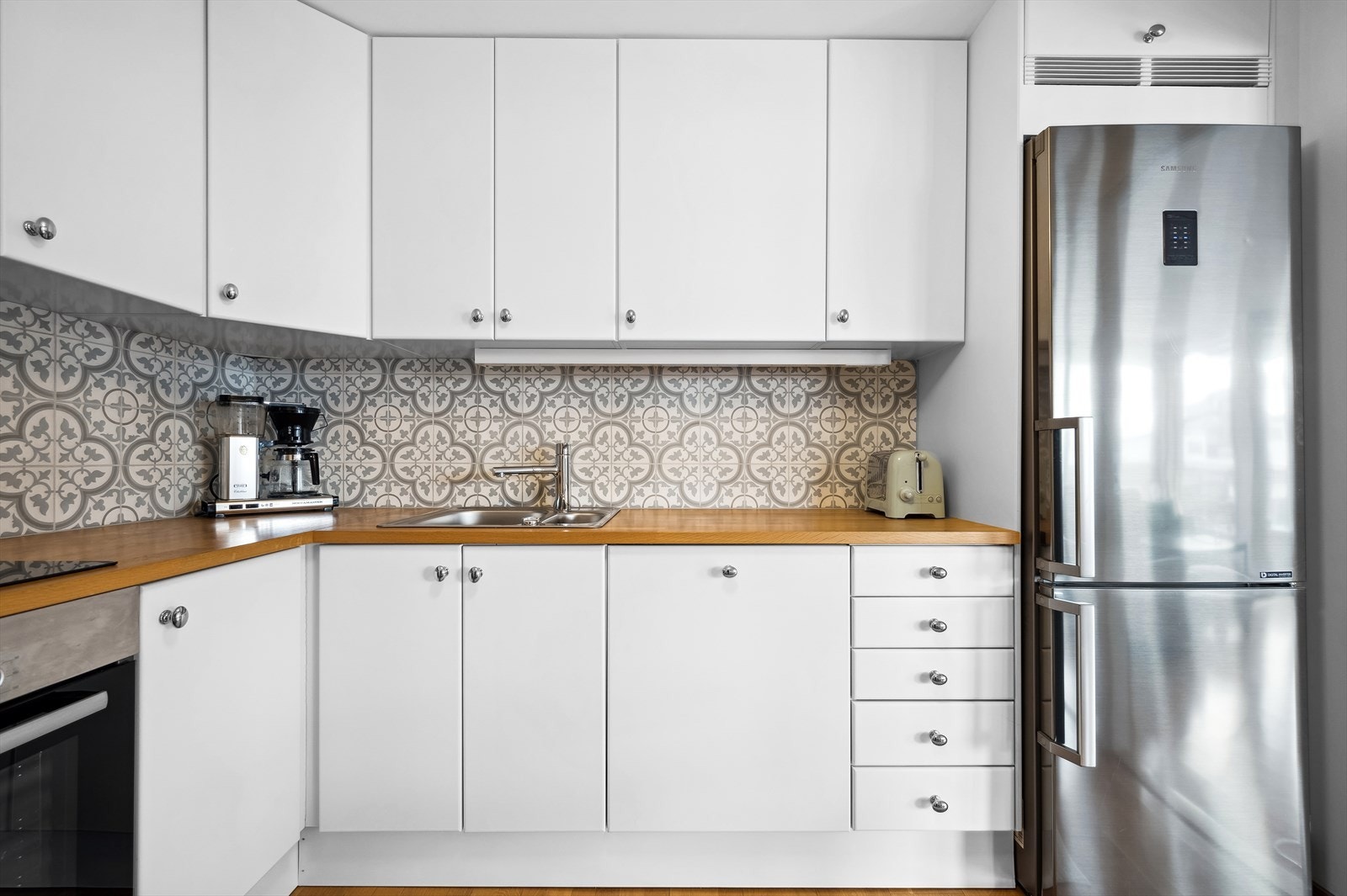 Det finnes integrert oppvaskmaskin, platetopp og stekeovn. Kjøl-/fryseskap medfølger også. Galleribilde