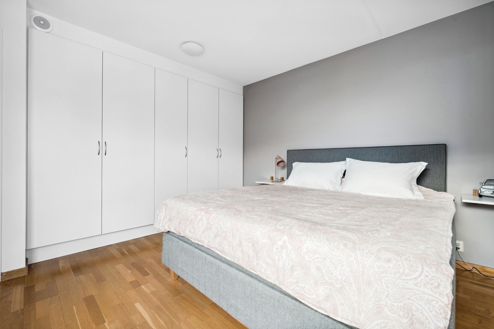 Det er montert garderobeskap på begge rommene. Galleribilde