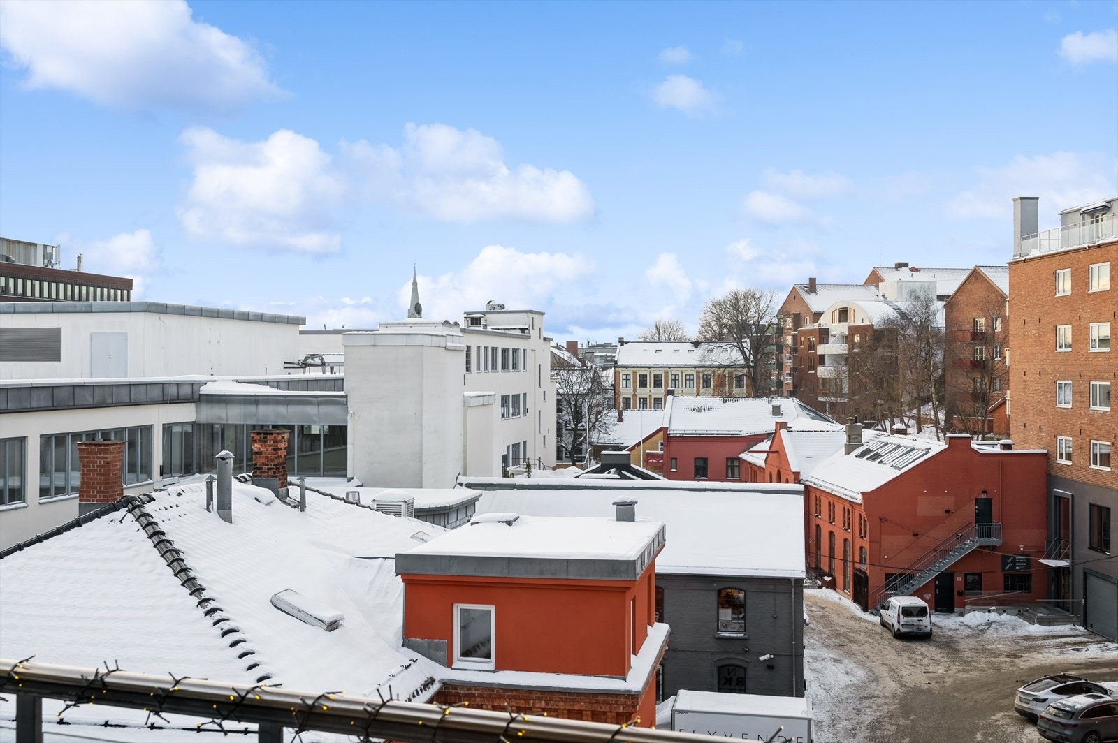 Beliggende mot bakgård. Balkongen er overbygd og har gode sol- og utsiktsforhold. Galleribilde