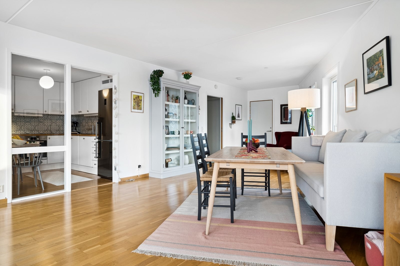 Kjøkkenet er plassert i eget rom. Galleribilde