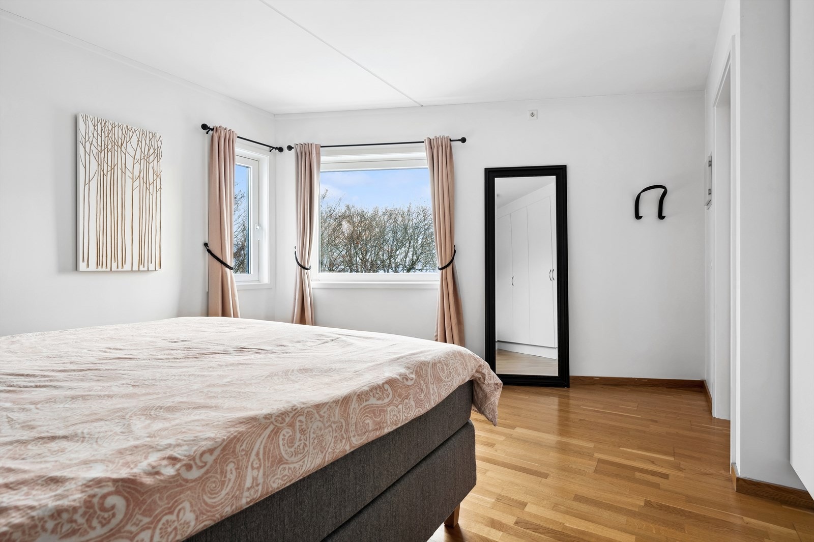 Disse er begge av god størrelse med plass for å kunne innrede med dobbeltseng og tilhørende møblement. Galleribilde