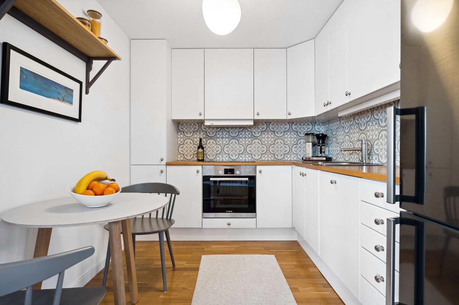 Tidløs innredning med glatte fronter og benkeplaten av heltre. Galleribilde