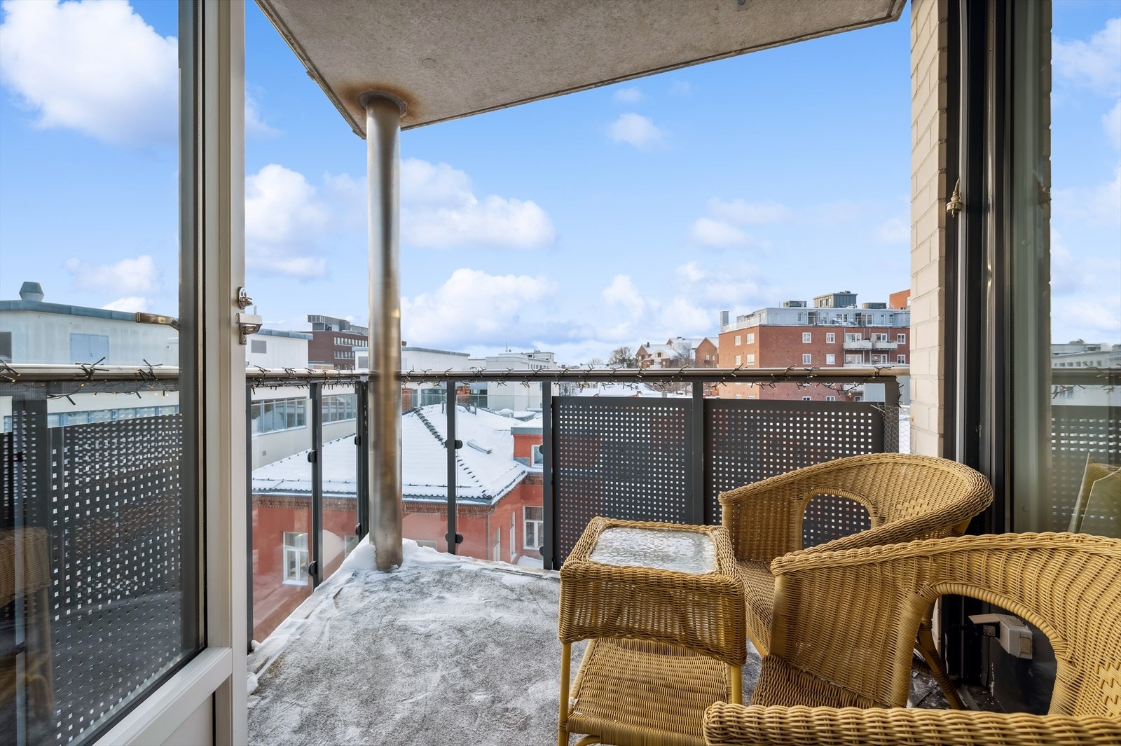 Utgang fra stuen til en herlig balkong som ligger vendt mot sydvest. Galleribilde