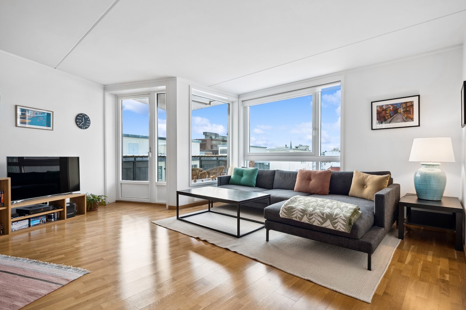 Parkettgulv og nøytralt oppussede overflater. Galleribilde