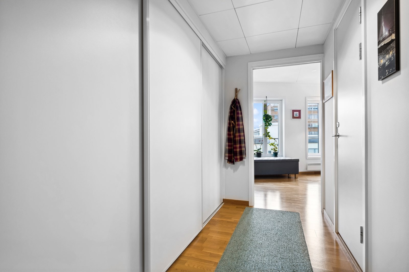 Entréen gir et godt førsteinntrykk av leilighetens gode standard. Stor skyvedørsgarderobe for praktisk og oversiktlig oppbevaring. Galleribilde