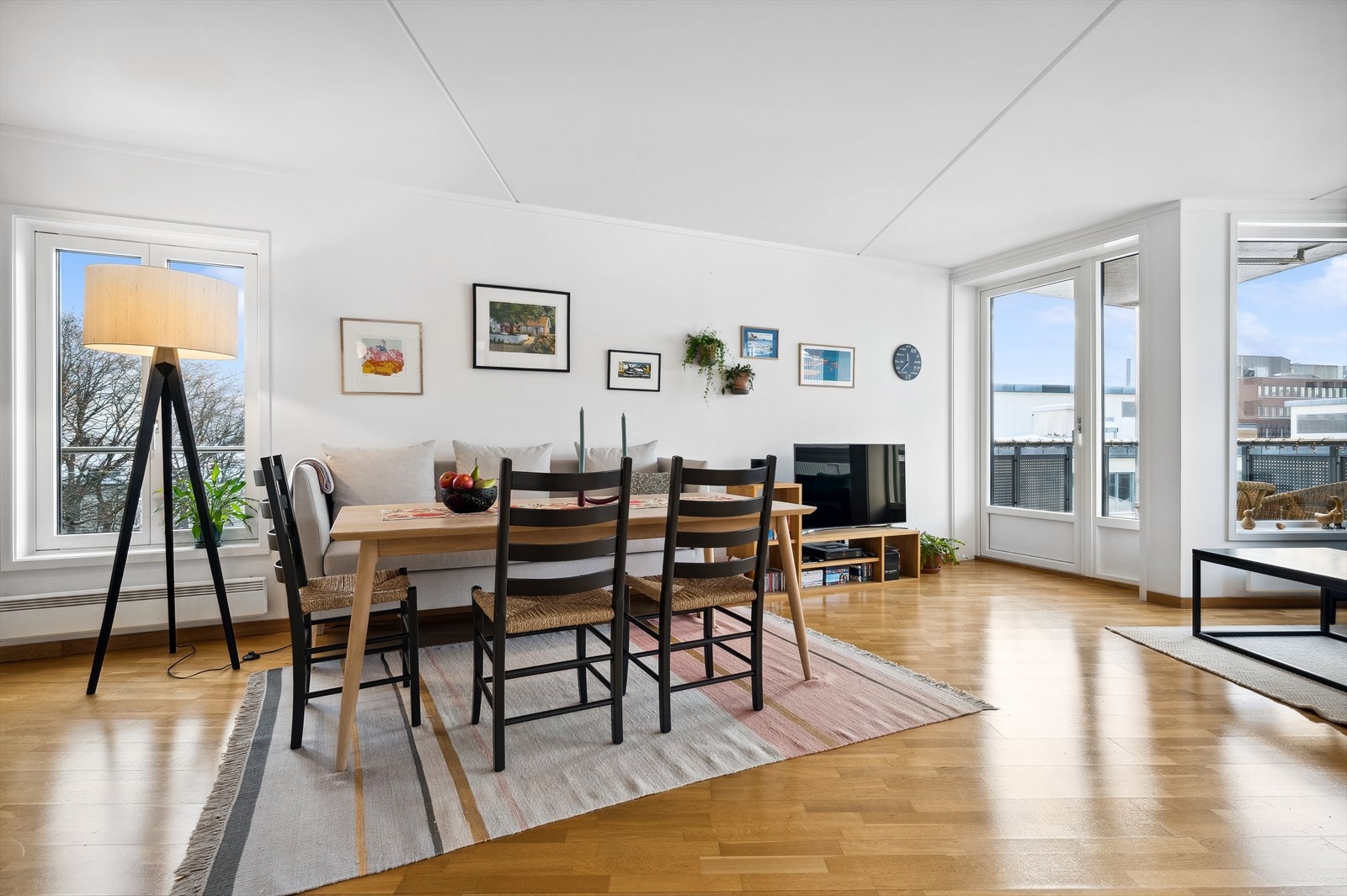 Romslig, lys stue med god plass for å kunne innrede med sofa- og spisestuemøblement. Galleribilde