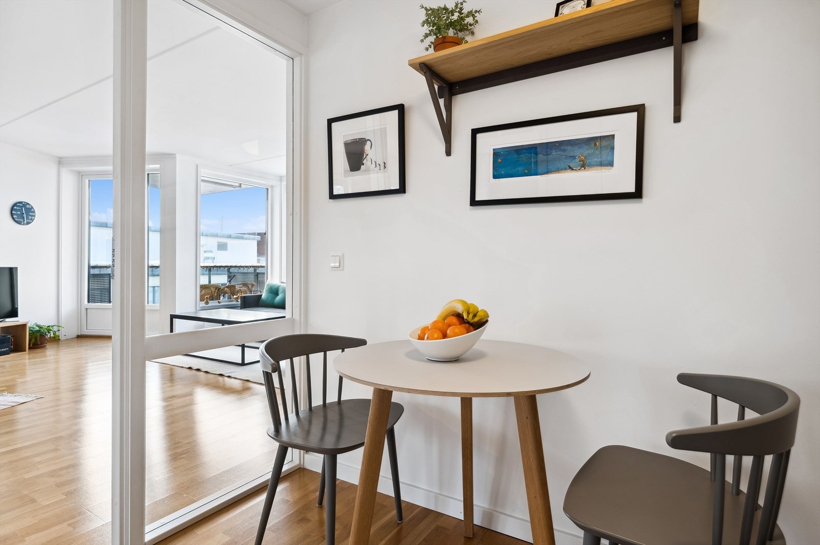 Glassveggen mot stuen er en fin detalj og gir en bedre romfølelse. Galleribilde