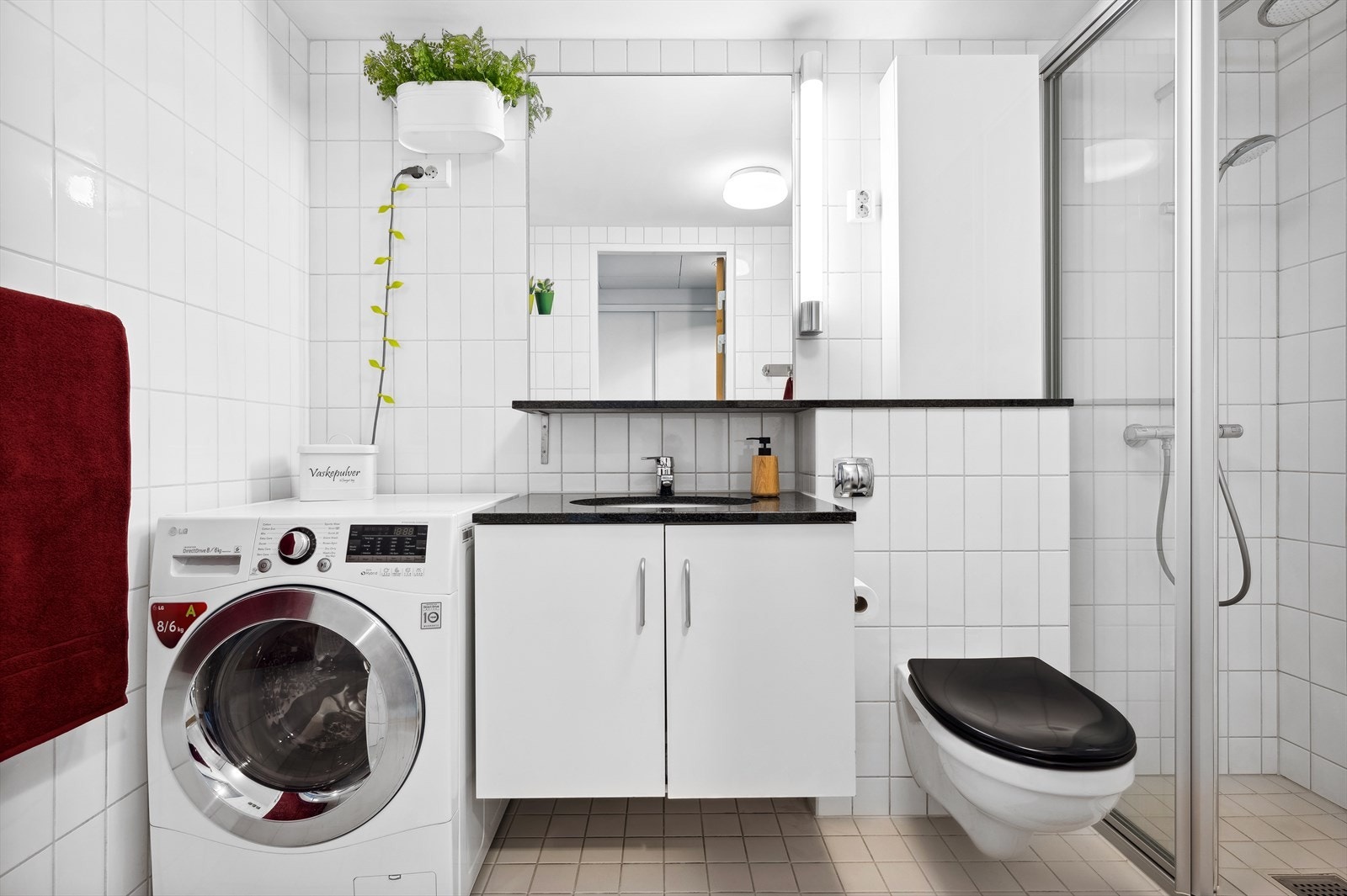 Helfliset bad/vaskerom fra byggeåret. Galleribilde