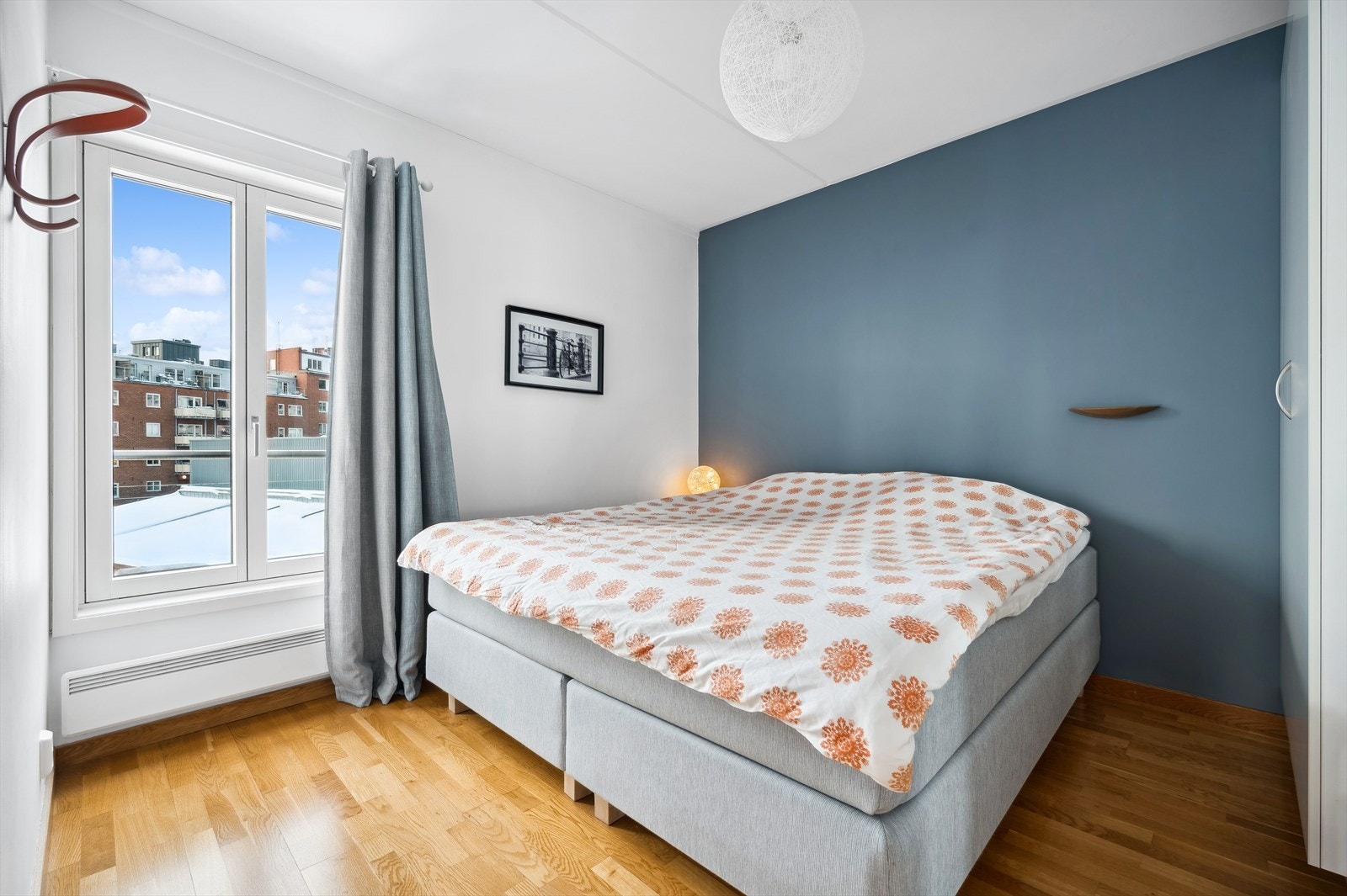 Soverom 2. Malt kontrastvegg som gir "liv" til rommene. Galleribilde