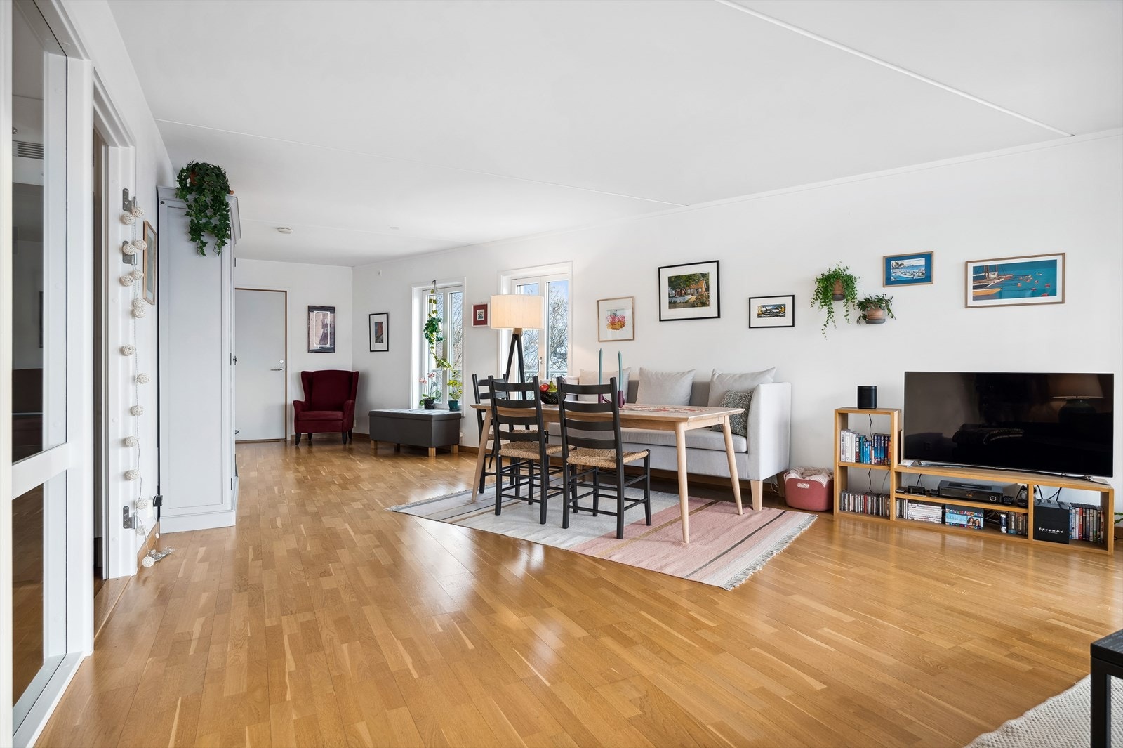 Leiligheten har en spennende planløsning med lysinnslipp fra 2(3) sider og har en god arealfordeling. Galleribilde