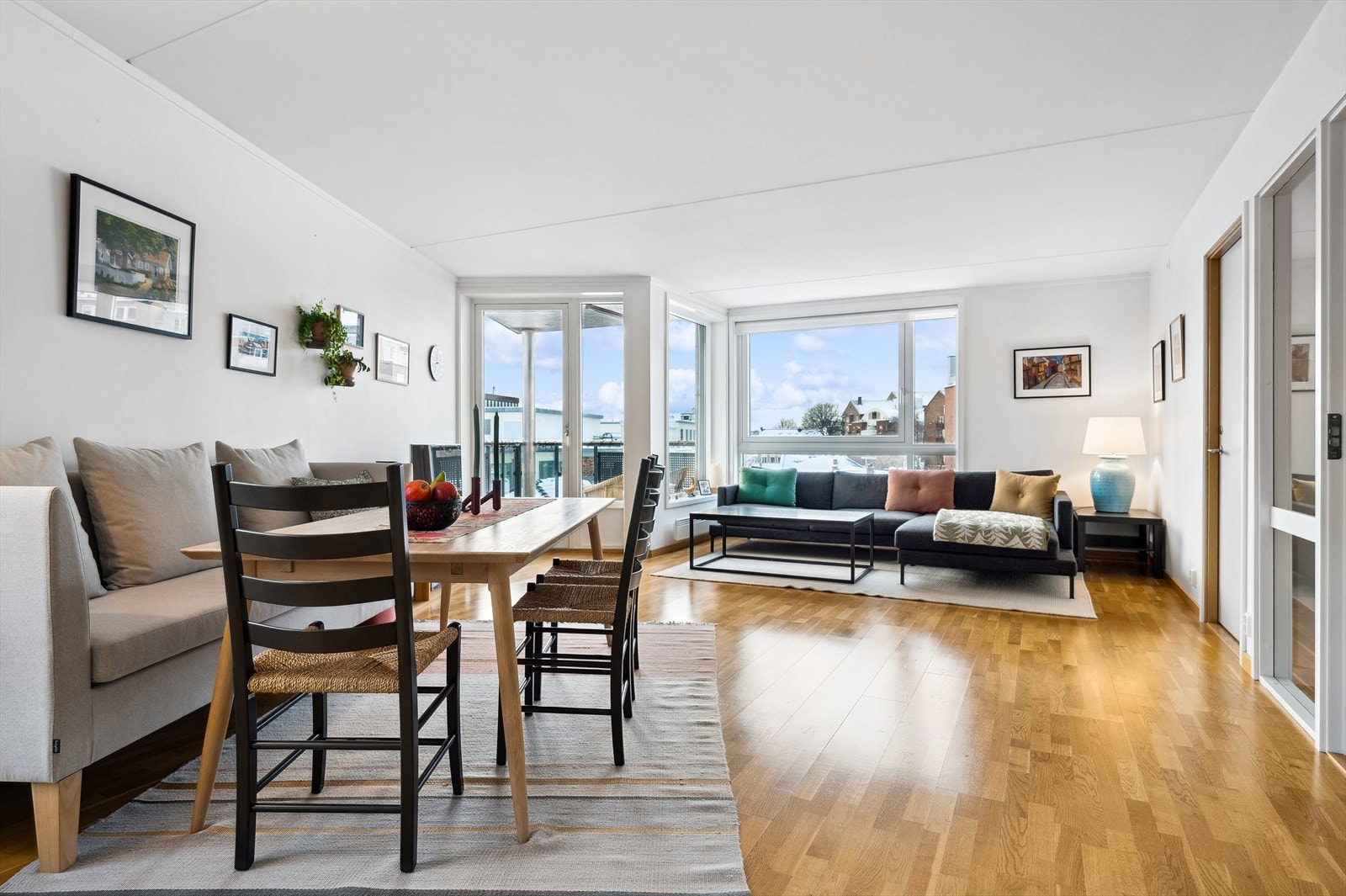 En stor og tiltalende 3-roms hjørneleilighet som ligger i 5.etasje. Galleribilde