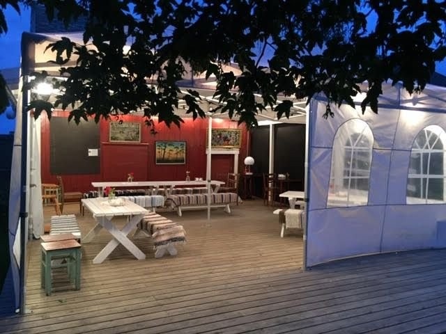 Uteplass ved låven m/ oppslått telt Galleribilde