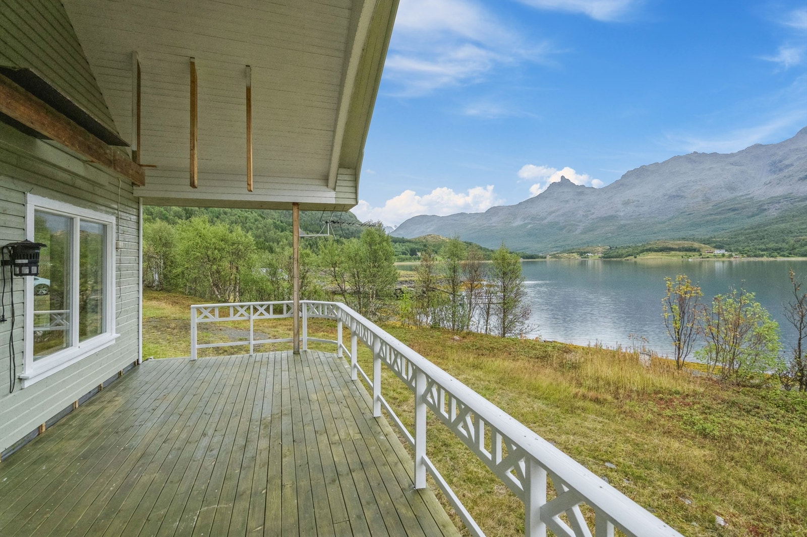 Verandaen har trapp ned til terreng. Galleribilde